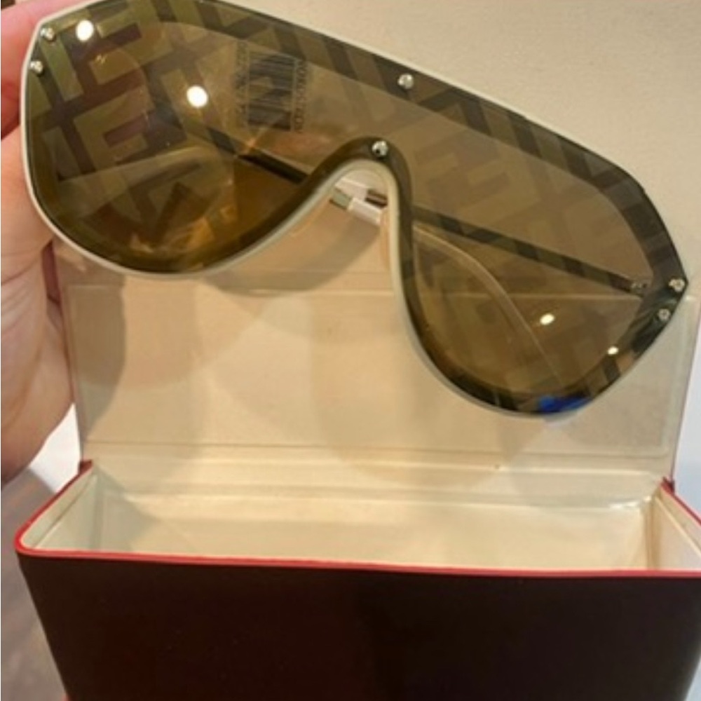 Fendi Shield Sunglasses with FF Monogram Brown Lenses - Picture 2 of 8